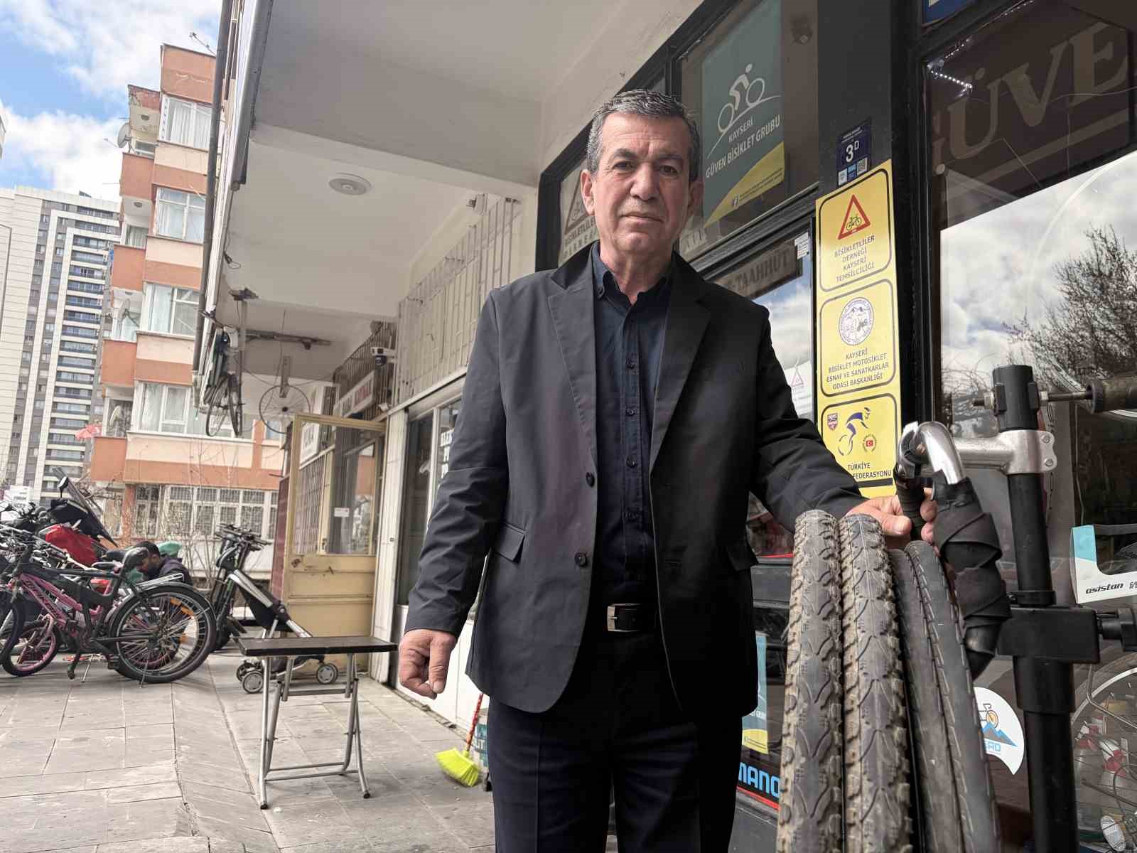 Askıda bisiklet par&ccedil;aları, &ccedil;ocukların y&uuml;z&uuml;n&uuml; g&uuml;ld&uuml;r&uuml;yor
