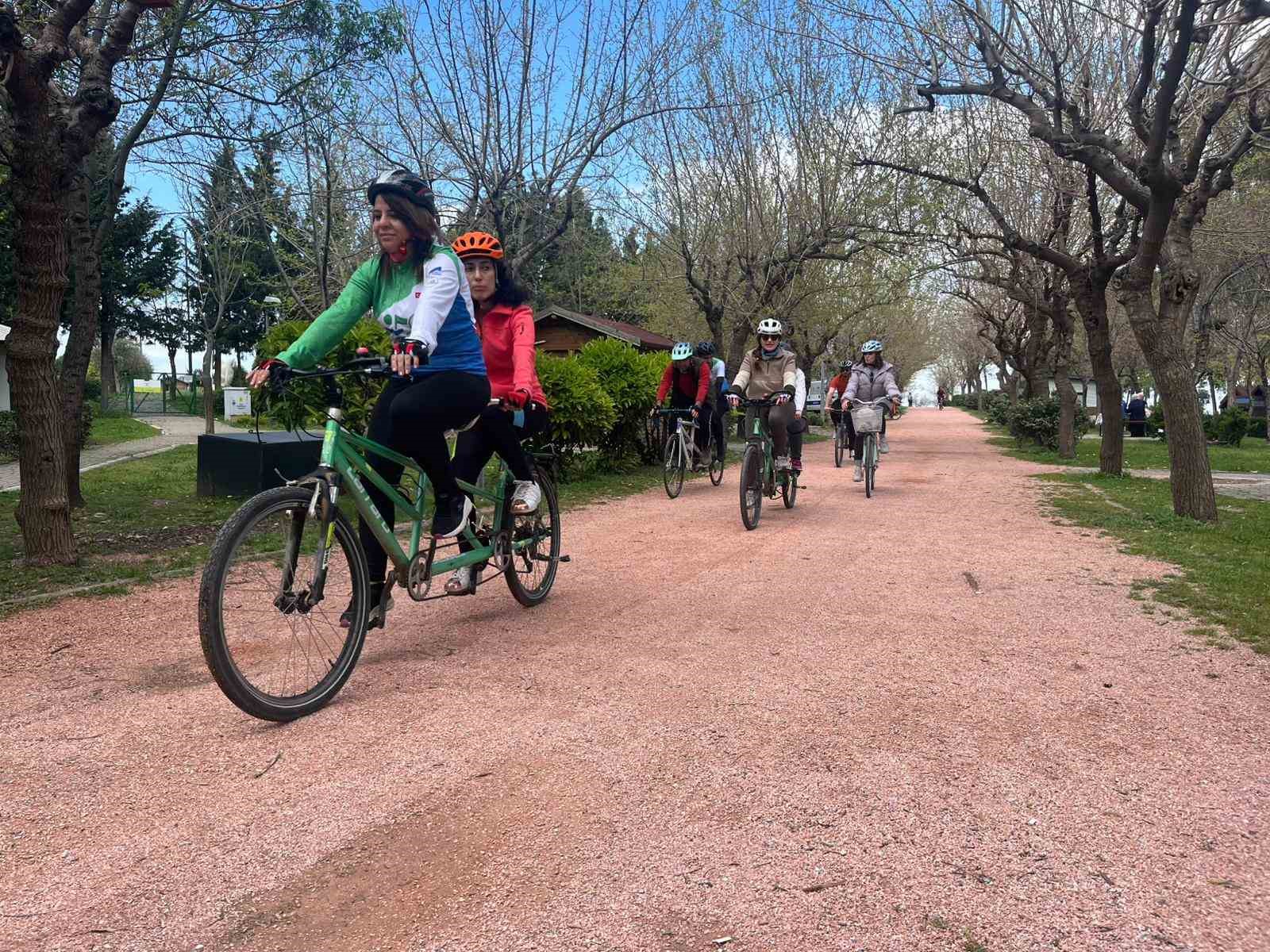 G&ouml;rme engelliler, tandem bisikletle sınırlarını aşıyor
