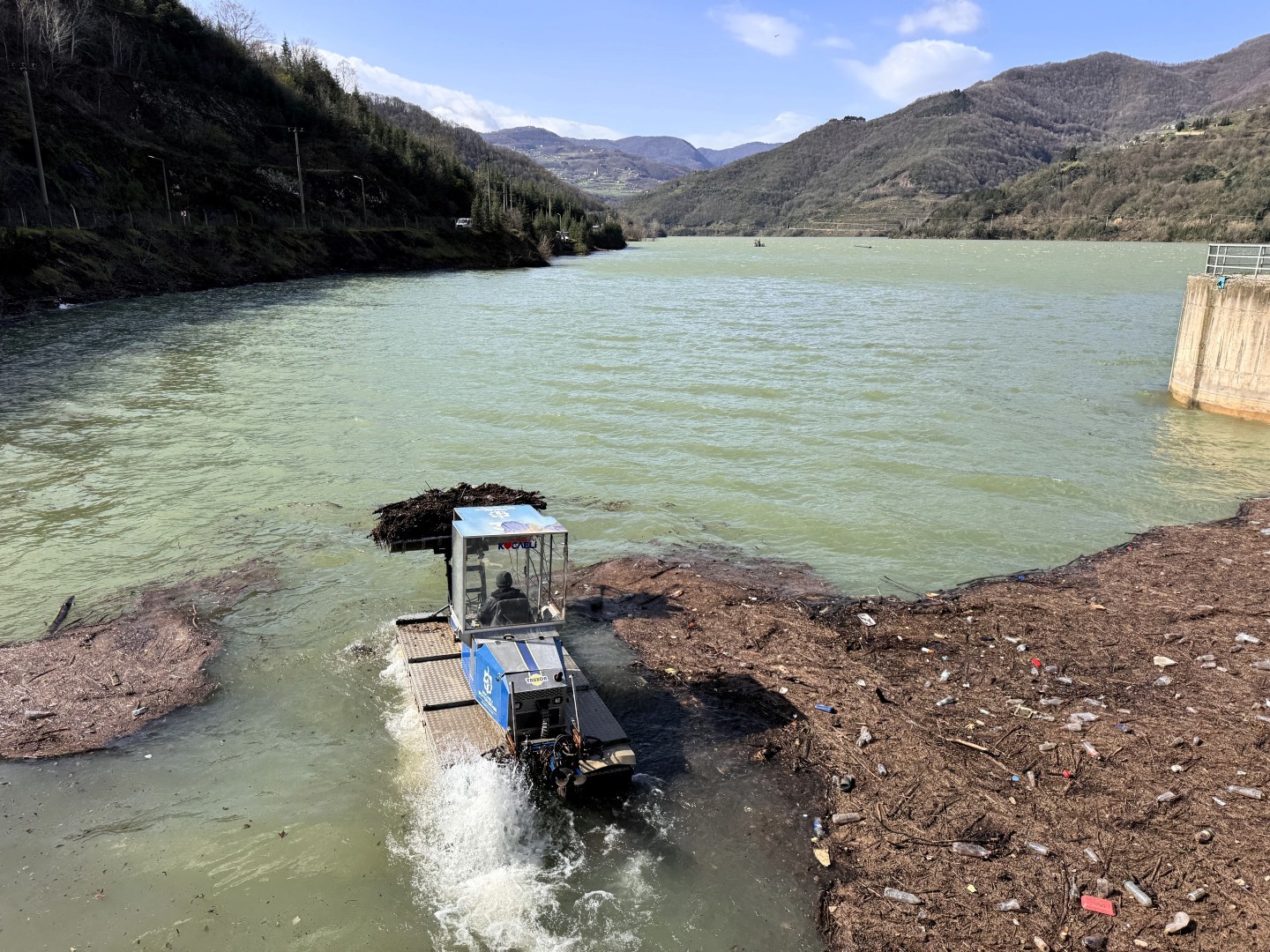 Y&uuml;zde 100 doluluğa ulaşan Yuvacık Barajı&rsquo;ndan 9 kamyon atık &ccedil;ıkarıldı

