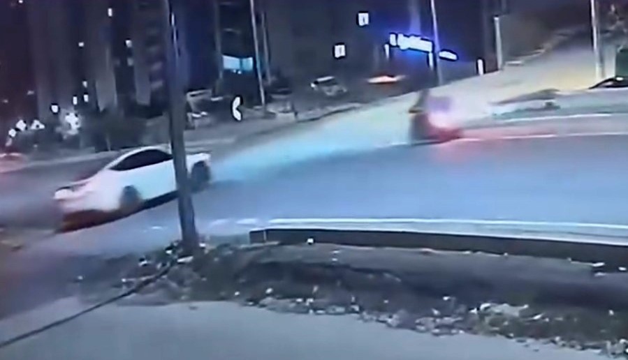 Motosikletliye &ccedil;arpan otomobil s&uuml;r&uuml;c&uuml;s&uuml; ka&ccedil;tı
