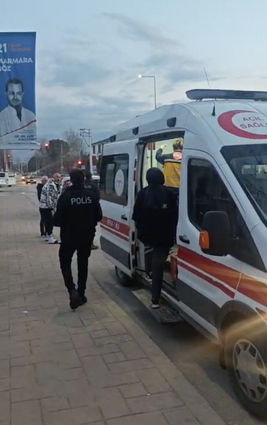 Eşinden şiddet g&ouml;rd&uuml;ğ&uuml;n&uuml; &ouml;ne s&uuml;ren hamile kadın, okula sığındı
