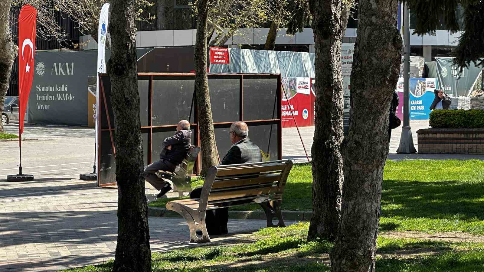 G&uuml;nler sonra g&uuml;neşi g&ouml;ren Sakaryalılar soluğu dışarıda aldı
