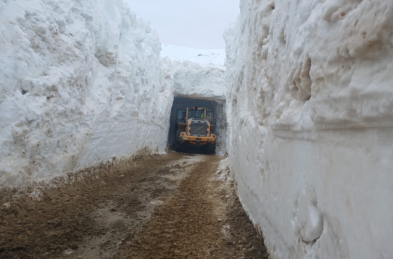 Nisan ayında 4 metrelik kar tünellerinde çalışma