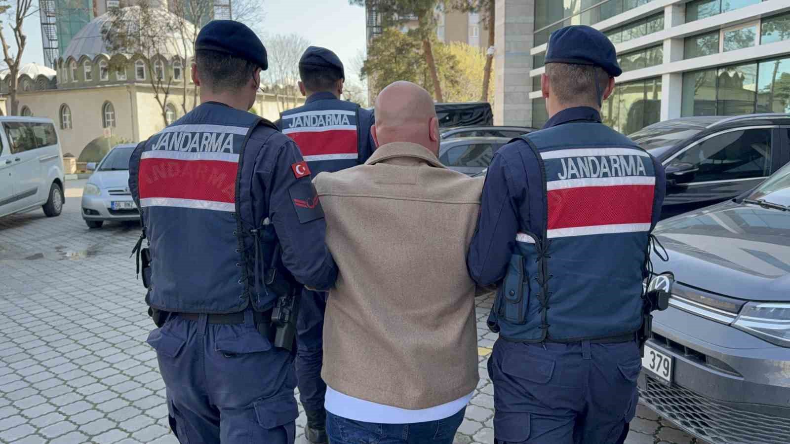 G&uuml;r&uuml;lt&uuml; kavgasında komşularını silahla vuran şahıs: "Edilen k&uuml;fr&uuml;n bedeli"
