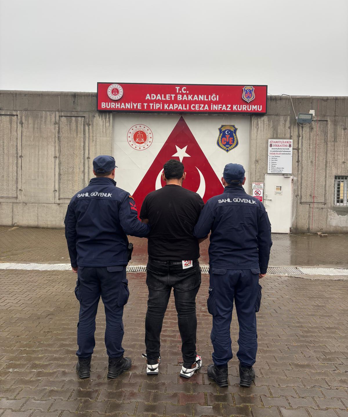 Ege Denizi&rsquo;nde g&ouml;&ccedil;men ka&ccedil;ak&ccedil;ılarına Sahil G&uuml;venlik&rsquo;ten film gibi operasyon
