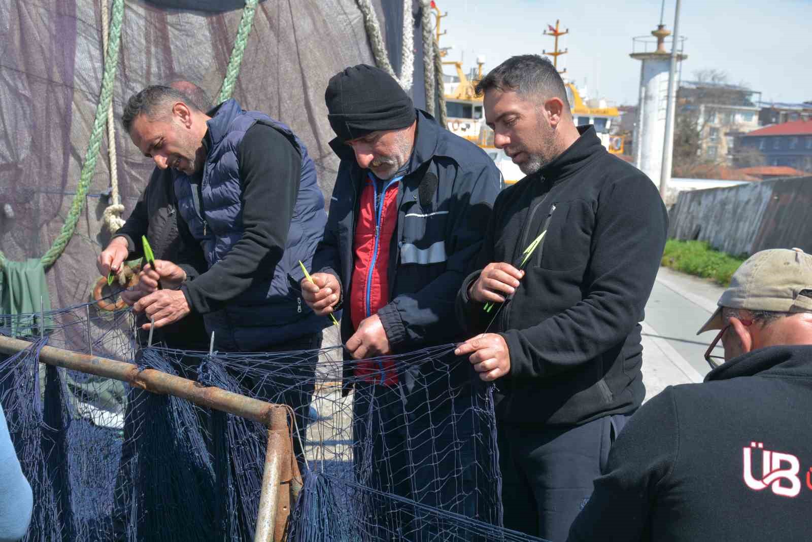 Karadenizli balık&ccedil;ılar sezon sonunda ağlarını onarıyor
