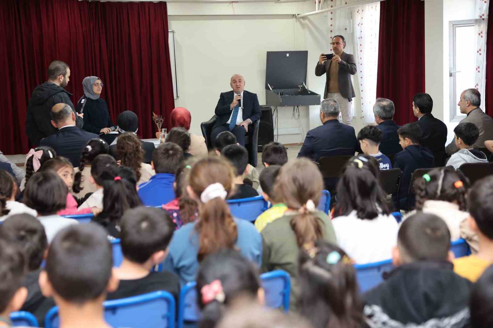 Belediye Başkanı Muzaffer Bıyık, ilkokul &ouml;ğrencilerine yerel y&ouml;netimleri anlattı

