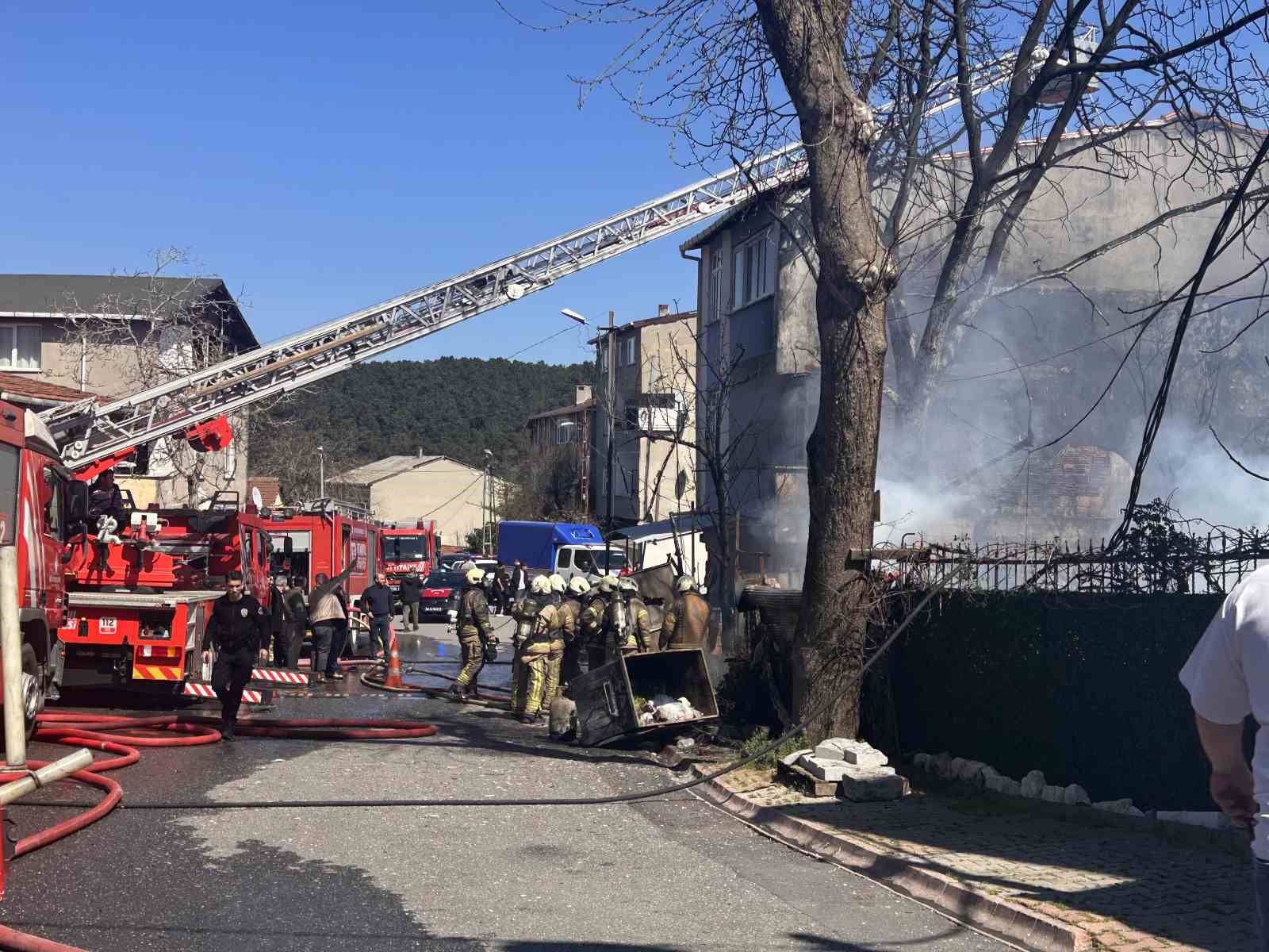 &Uuml;mraniye&rsquo;de korkutan yangın: Hurdalık alan kullanılamaz hale geldi
