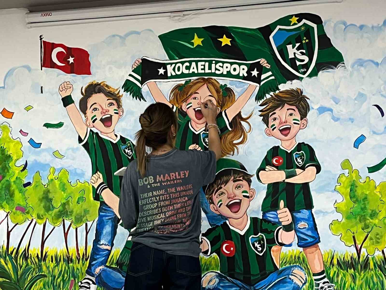 Liseli öğrencilerden Kocaelispor’a özel duvar resmi