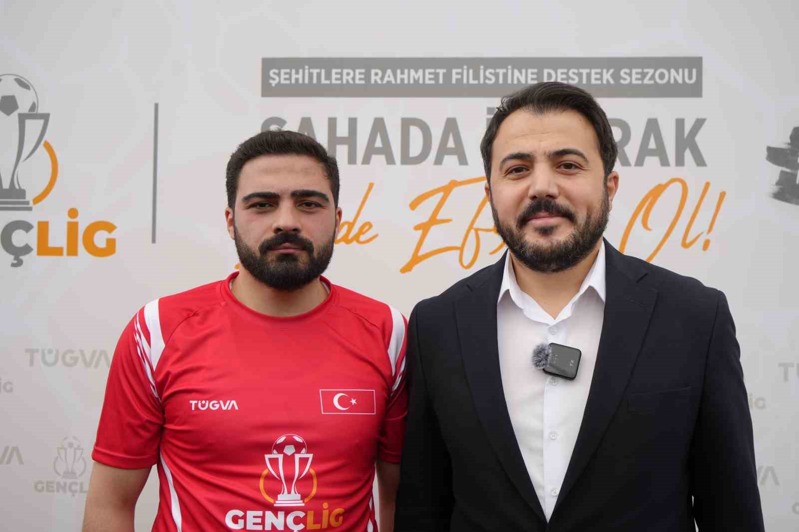 Erzurum protokol&uuml; ve Erzurumsporlu yıldızlar gen&ccedil;ler i&ccedil;in sahaya indi
