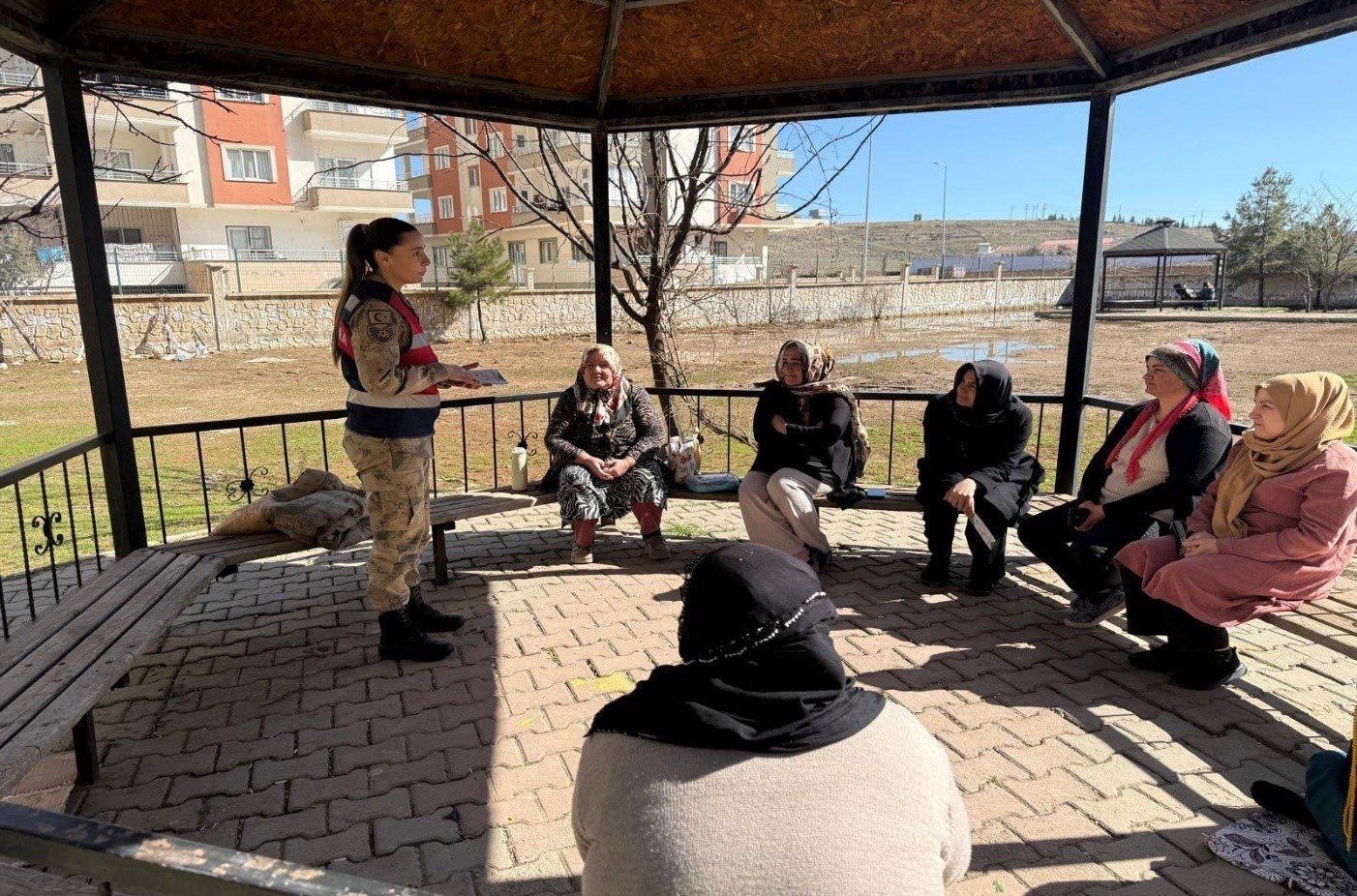 Mardin&rsquo;de jandarmadan annelere uyuşturucuyla m&uuml;cadele eğitimi
