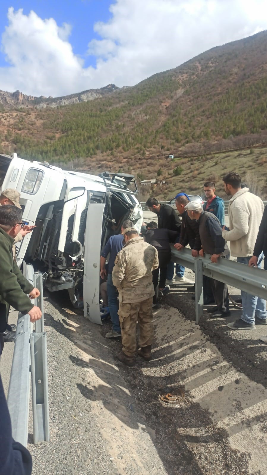 Virajı alamayan tır bariyerlere saplandı: S&uuml;r&uuml;c&uuml; yaralandı
