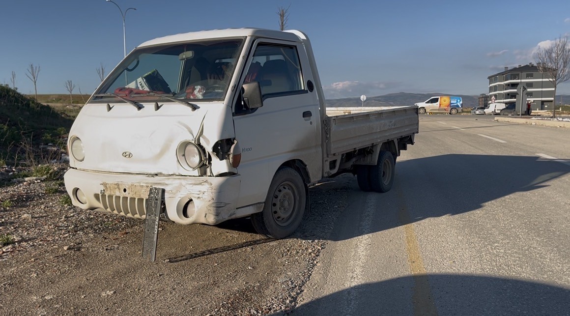 Kazadan sonra ters y&ouml;ne giren minib&uuml;s hafif ticari ara&ccedil;la &ccedil;arpıştı: 1&rsquo;i &ccedil;ocuk 4 yaralı
