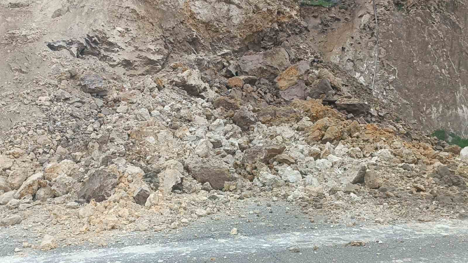 Batman&rsquo;da heyelan: &Uuml;niversitenin yolu ulaşıma kapandı
