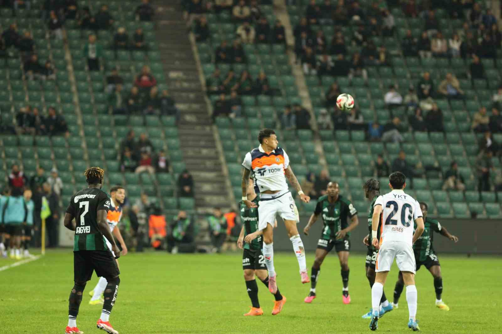 Trendyol S&uuml;per Lig: Kocaelispor: 0 - Başakşehir: 0 (İlk yarı)
