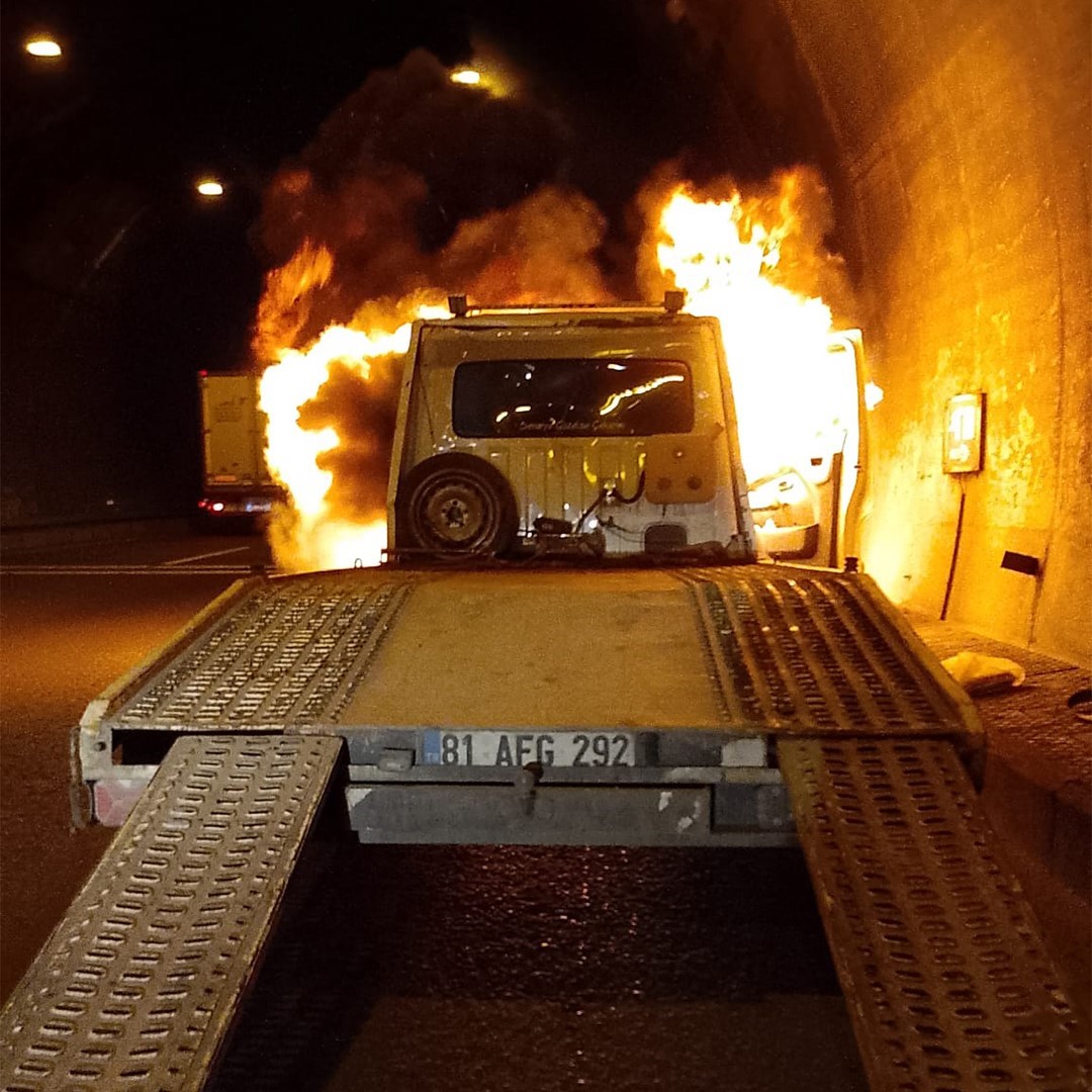 Bolu Dağı T&uuml;neli&rsquo;nde oto kurtarıcı alevlere teslim oldu
