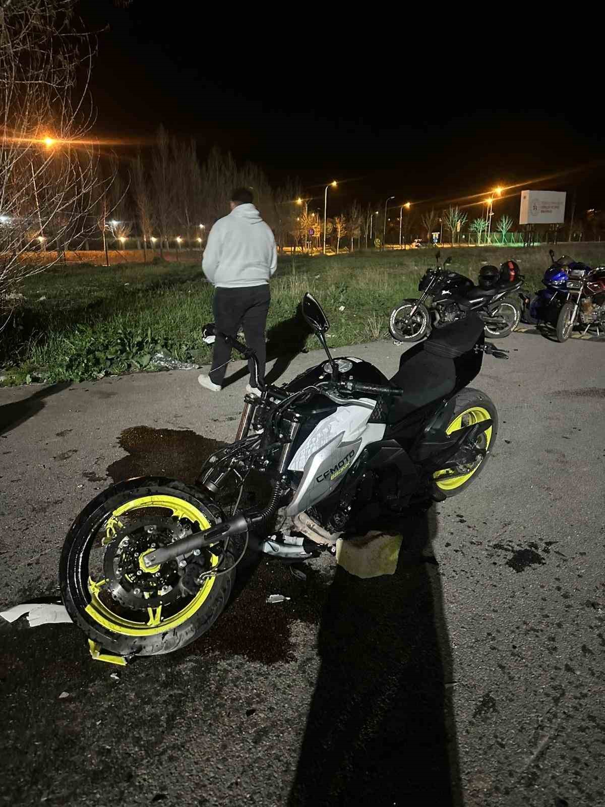 Akrobatik hareketler yapan iki motosiklet çarpıştı: 2 yaralı