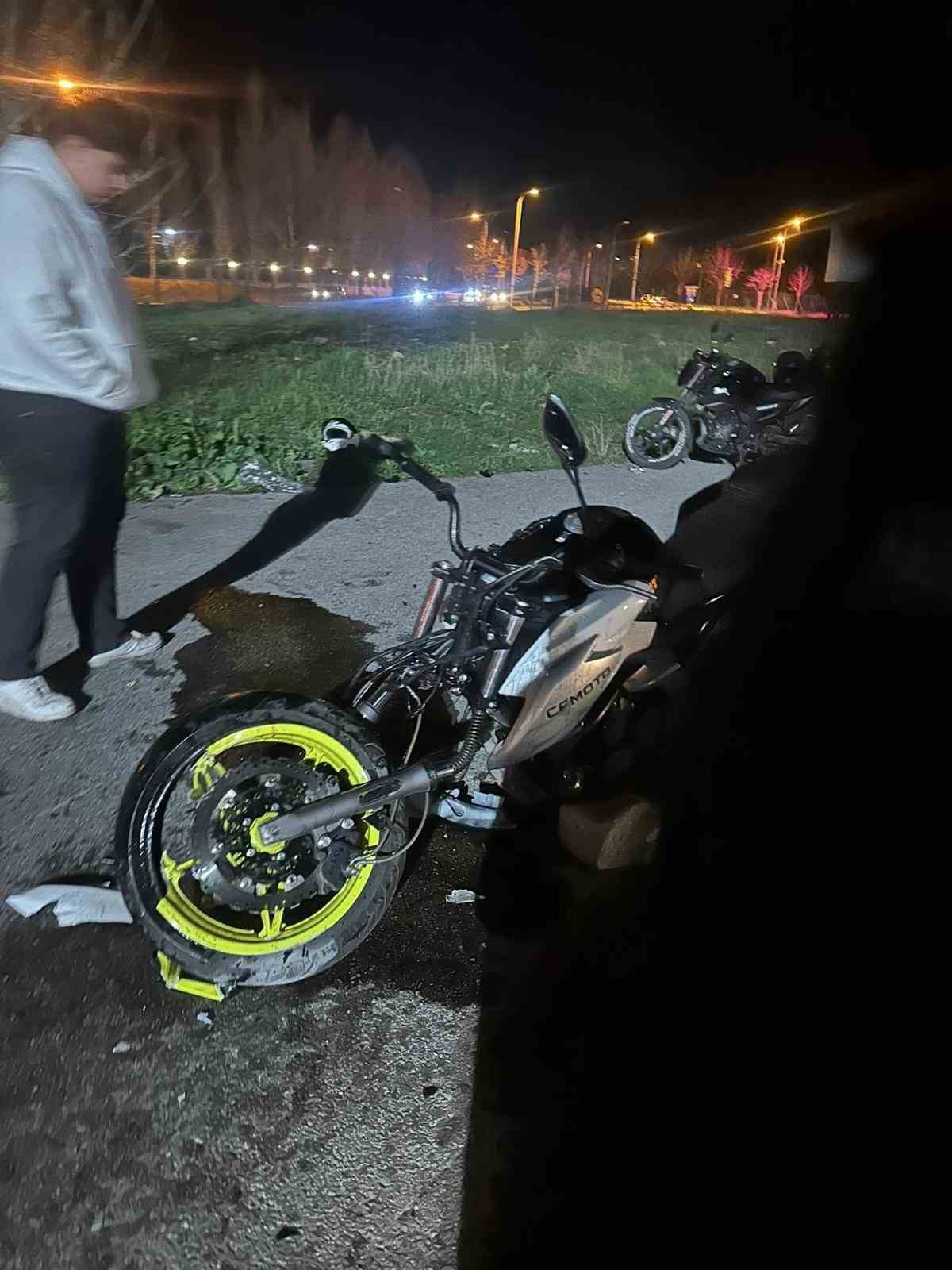 Akrobatik hareketler yapan iki motosiklet &ccedil;arpıştı: 2 yaralı
