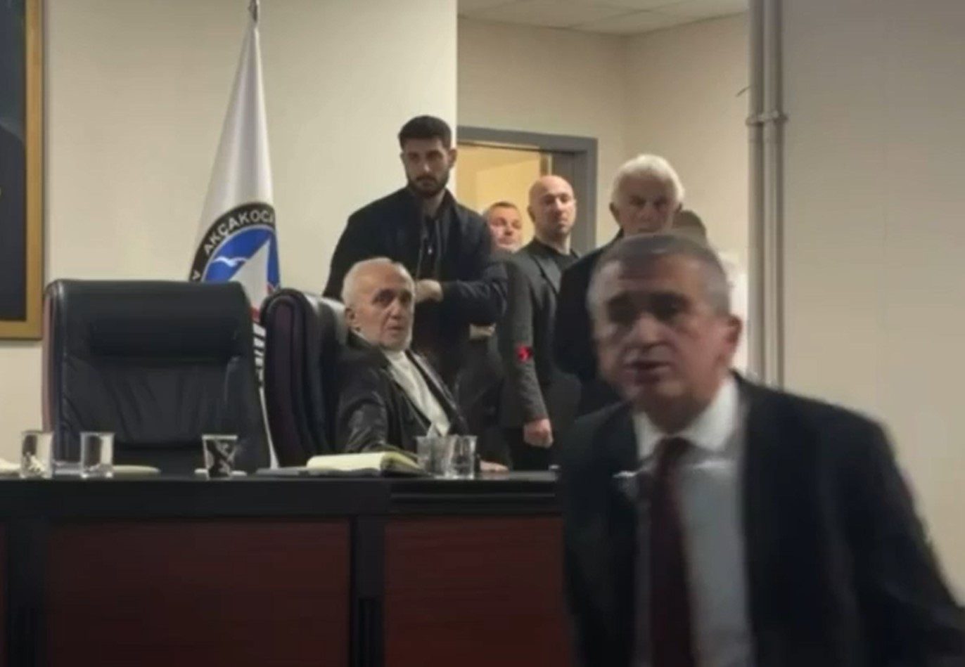 Ak&ccedil;akoca Belediye Meclisi&rsquo;nde gergin anlar
