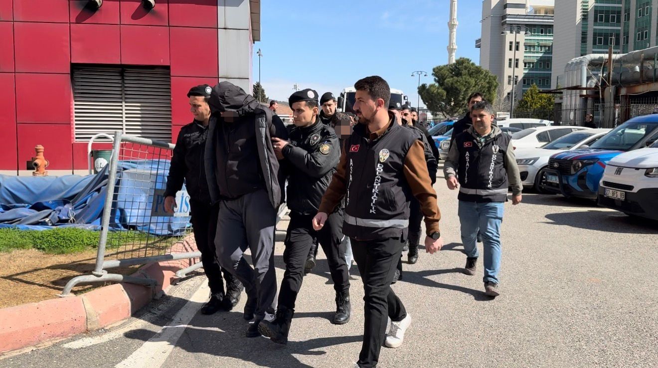 521 milyon TL&rsquo;lik vurgun yapan aralarında GA&Uuml;N &ouml;ğretim g&ouml;revlisinin de bulunduğu 10 kişi tutuklandı
