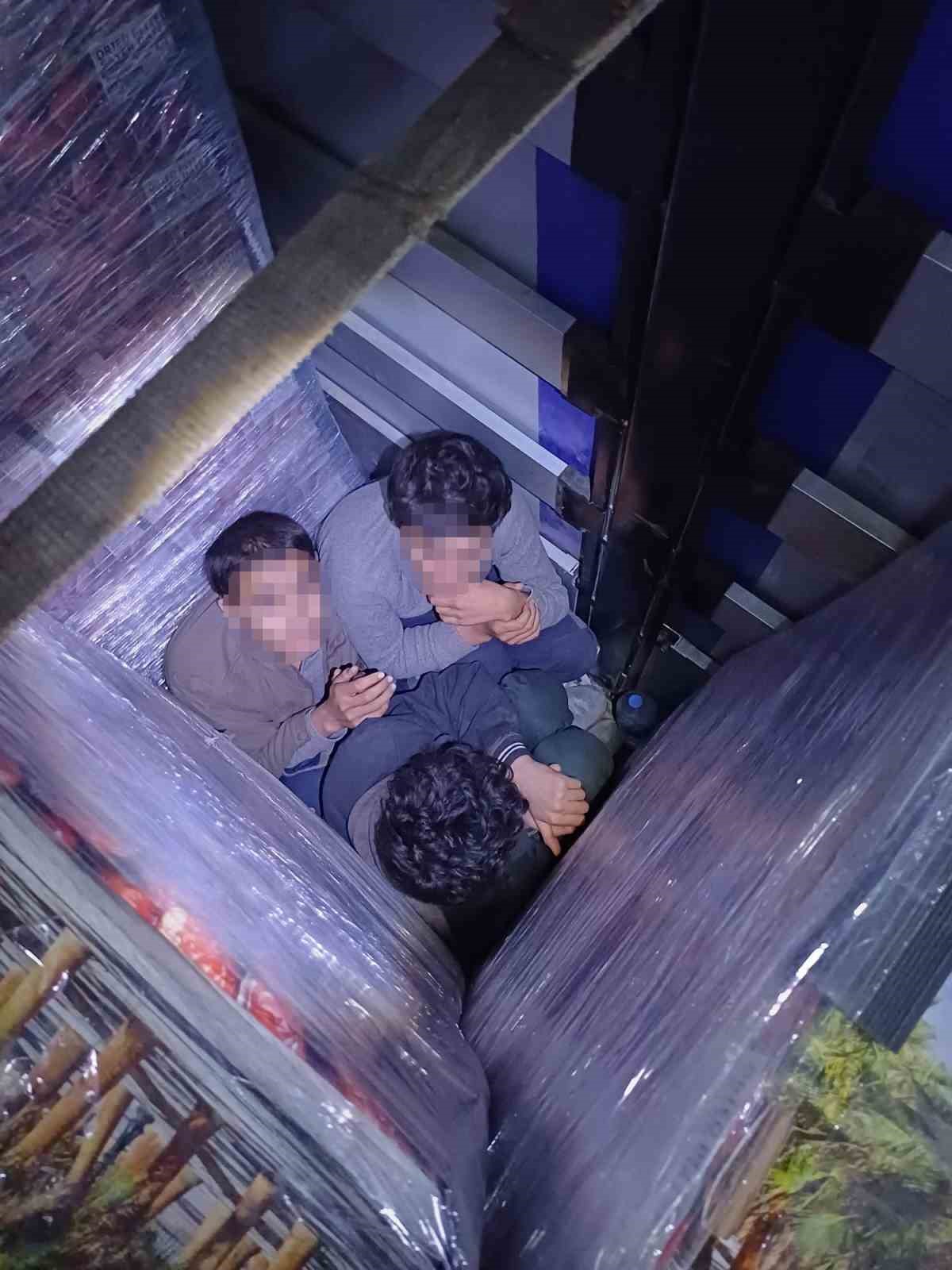 Hurma ve fıstık yağı y&uuml;kl&uuml; tırda 18 ka&ccedil;ak g&ouml;&ccedil;men yakalandı
