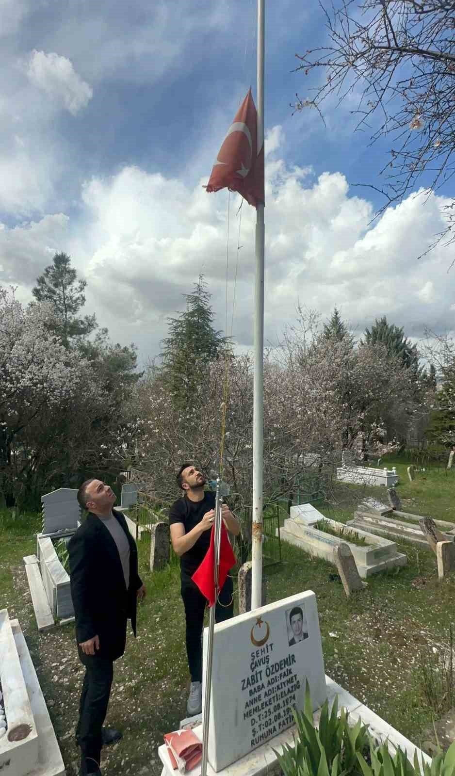 Elazığ’da şehit kabirlerindeki  bayraklar değiştirildi