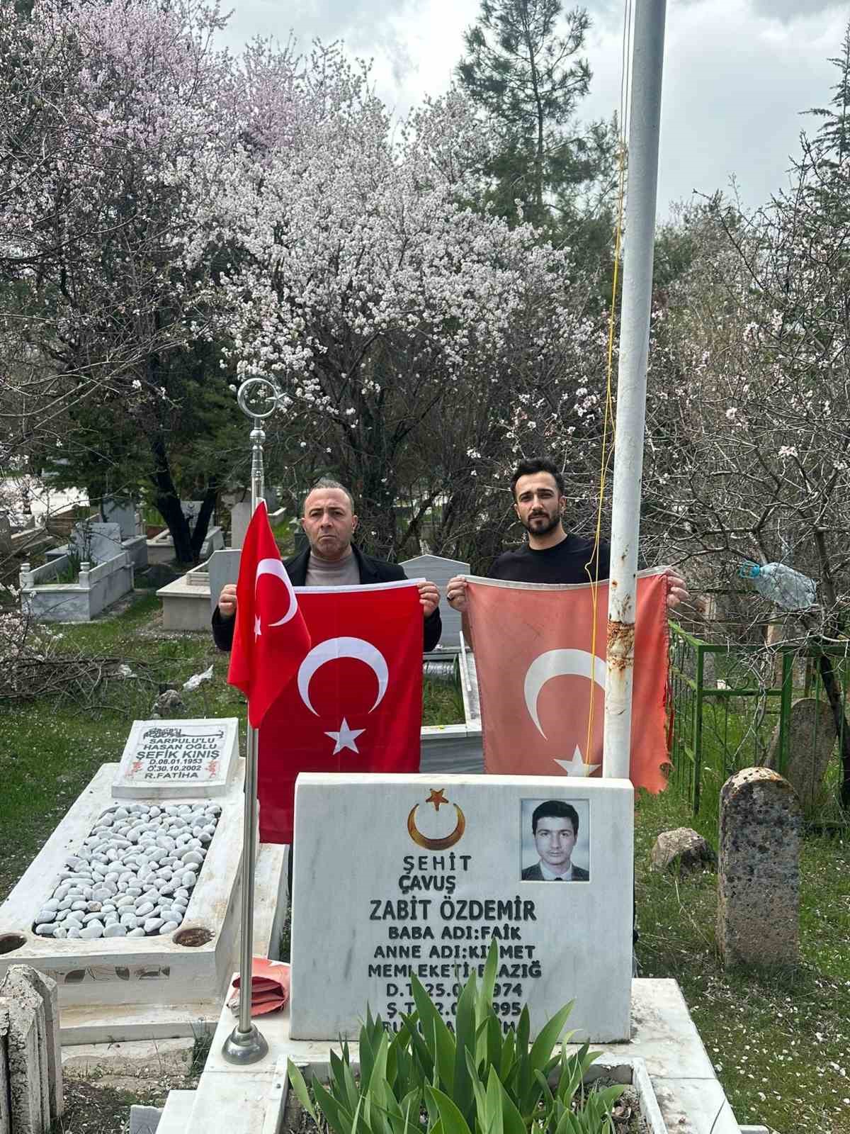 Elazığ&rsquo;da şehit kabirlerindeki  bayraklar değiştirildi
