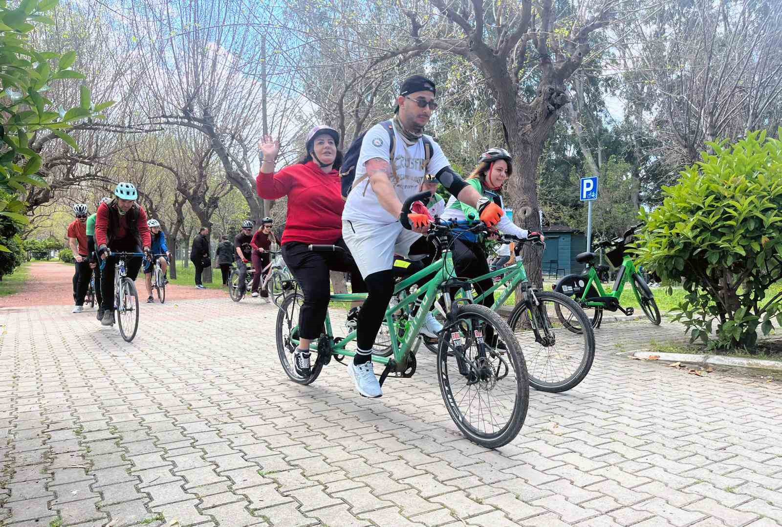 Görme engelliler, tandem bisikletle sınırlarını aşıyor