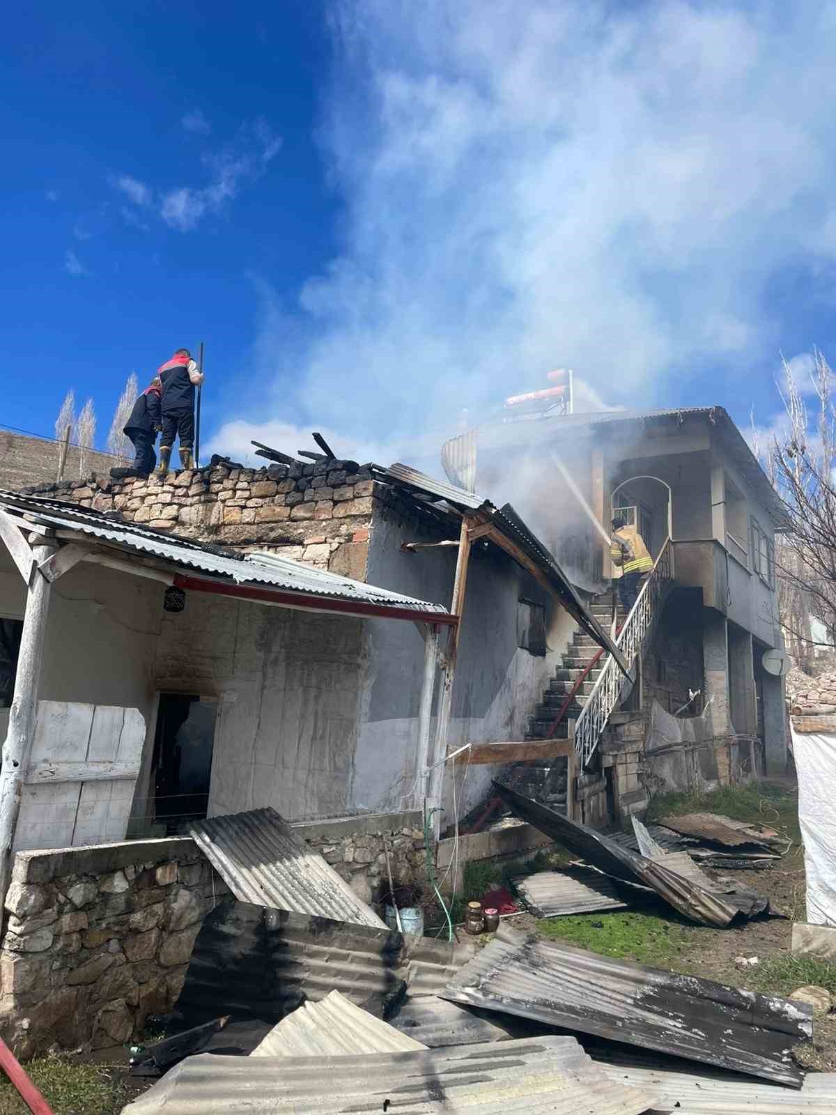 Ahırda çıkan yangın eve sıçramadan söndürüldü