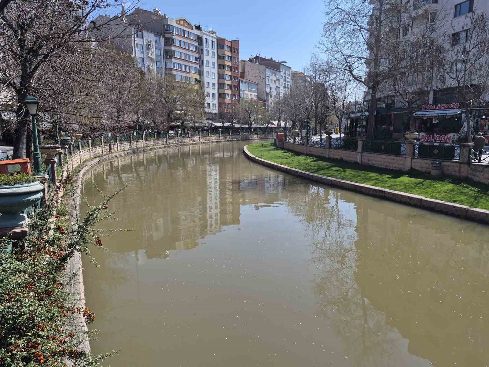 Porsuk Çayı kahverengine büründü