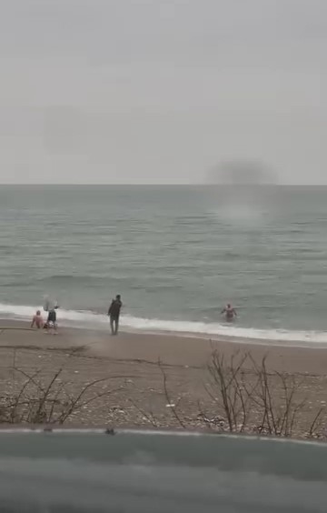 Akçakoca’da yağmura ve soğuk havaya rağmen denize girdiler