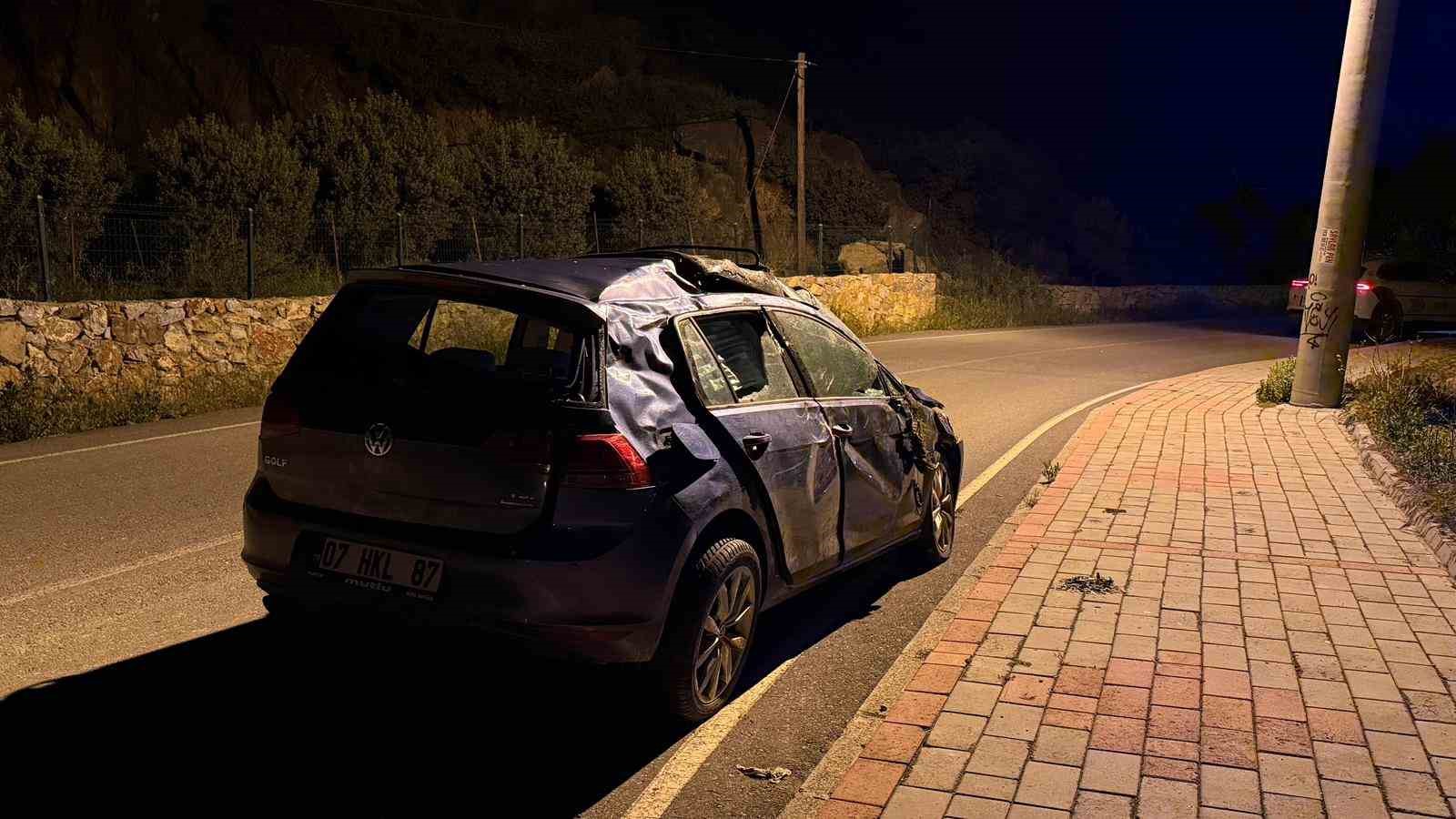 Otomobil 7 metre yükseklikten yuvarlandı, sürücü burnu kanamadan araçtan çıktı