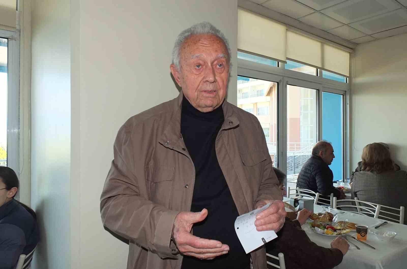 Burhaniye&rsquo;de Y&uuml;ksek &Ouml;ğrenim Derneği &uuml;yeleri kahvaltıda buluştu
