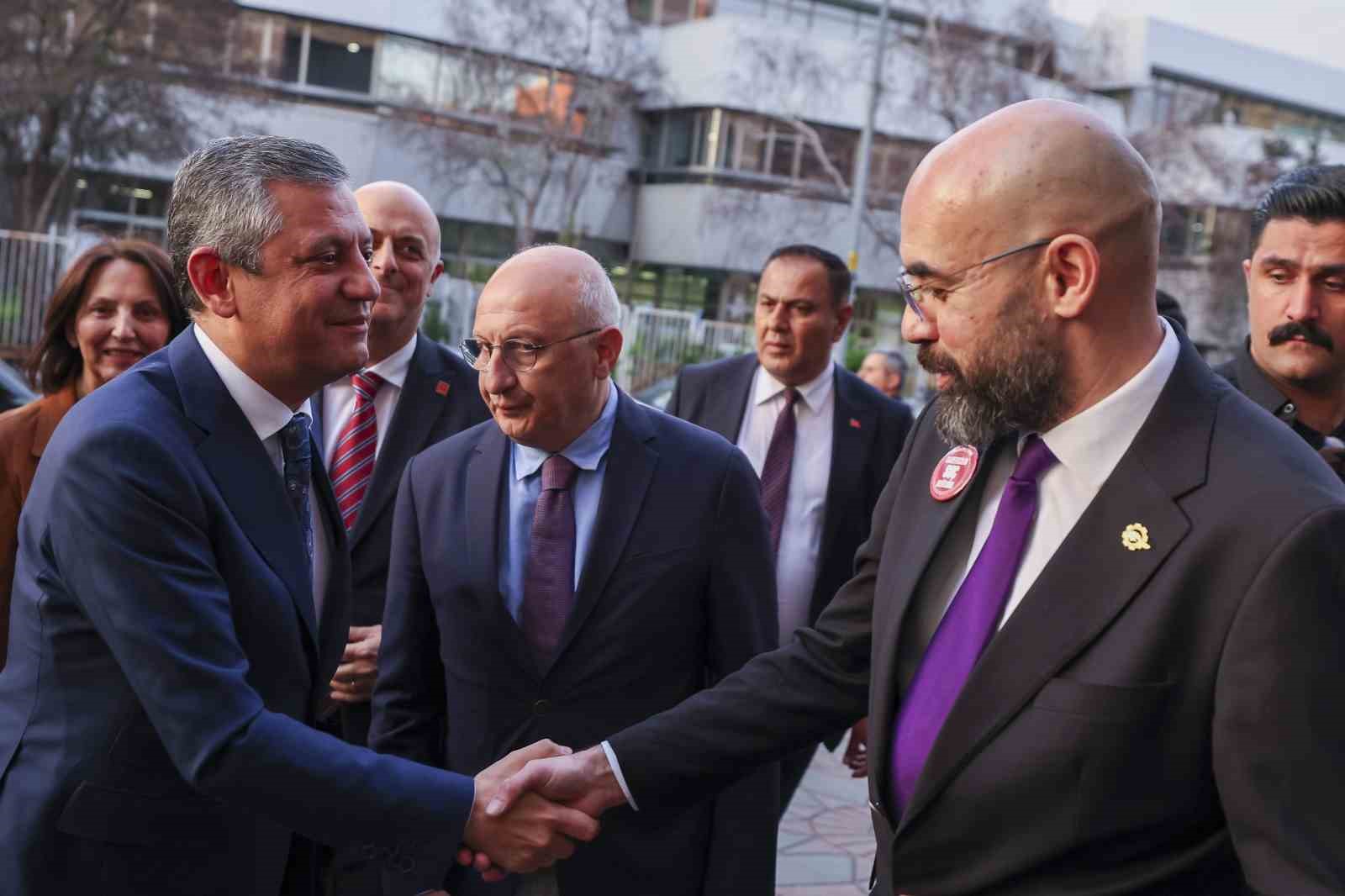 CHP Genel Başkanı &Ouml;zel: "Gazetecilerin emeklerinin s&ouml;m&uuml;r&uuml;lmediği bir T&uuml;rkiye&rsquo;ye ihtiya&ccedil; var"
