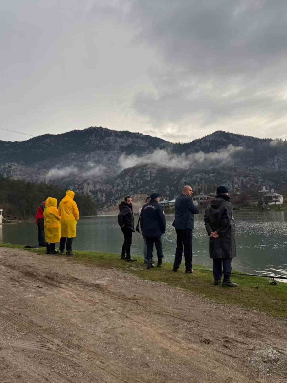 Balık tutmaya gittiği g&ouml;lette boğuldu
