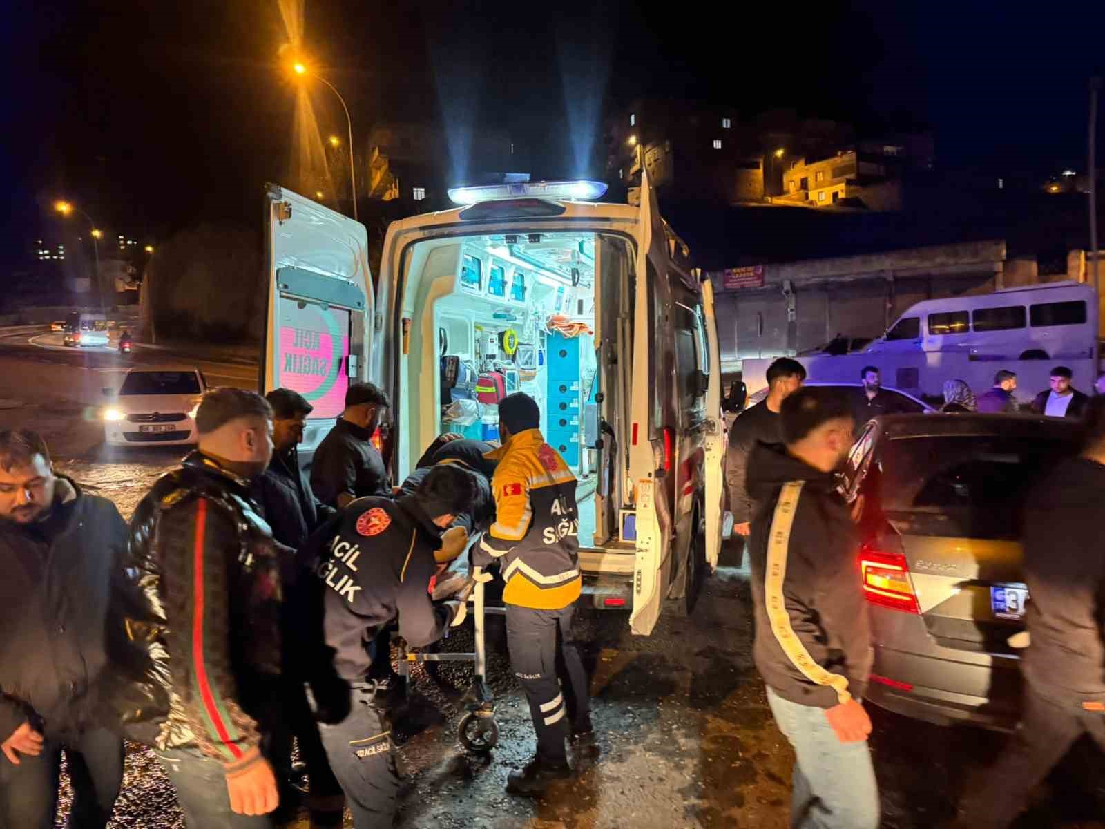 Otomobille &ccedil;arpışan motosikletteki &ccedil;ift yaralandı
