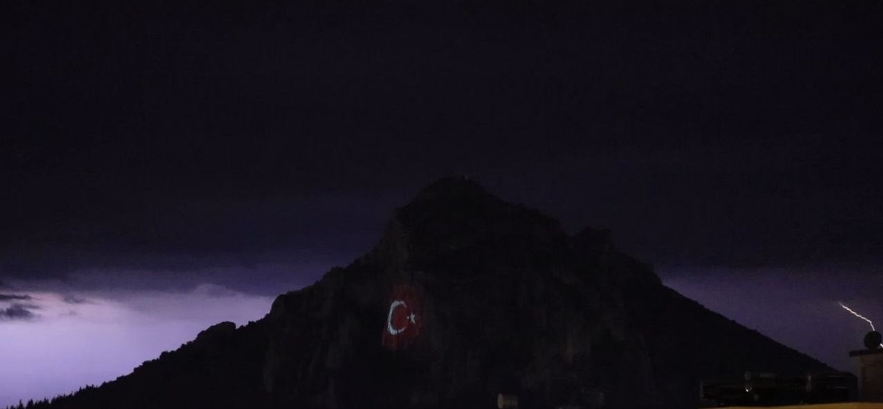 Kozan Kalesi&rsquo;nde şimşekler g&ouml;rsel ş&ouml;len oluşturdu
