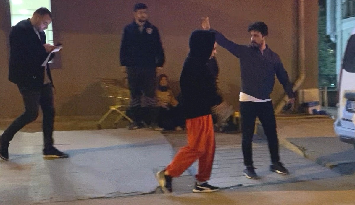 Aşk &uuml;&ccedil;geni bı&ccedil;aklı kavgaya d&ouml;n&uuml;şt&uuml;: 2 yaralı
