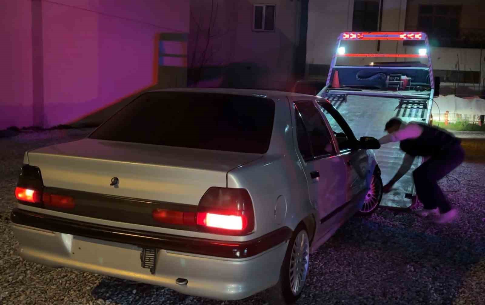 Kazaya yapınca plakaları s&ouml;k&uuml;p ka&ccedil;tı ama polisten ka&ccedil;amadı
