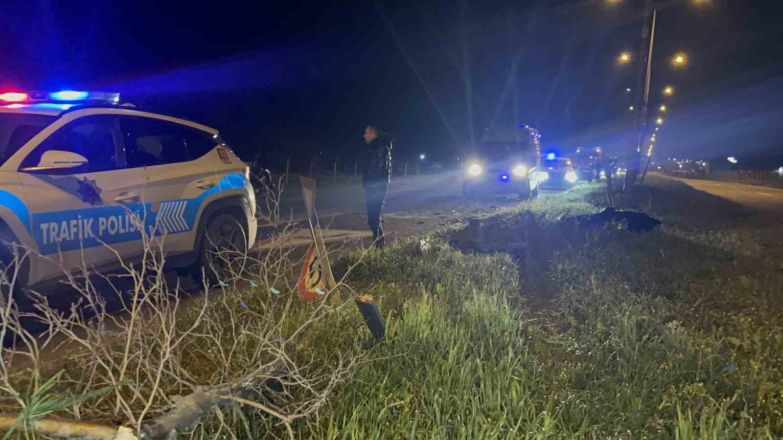 Alkoll&uuml; otomobil s&uuml;r&uuml;c&uuml;s&uuml; &ouml;nce ağaca, ardından tabelaya &ccedil;arparak karşı şeride ge&ccedil;ti
