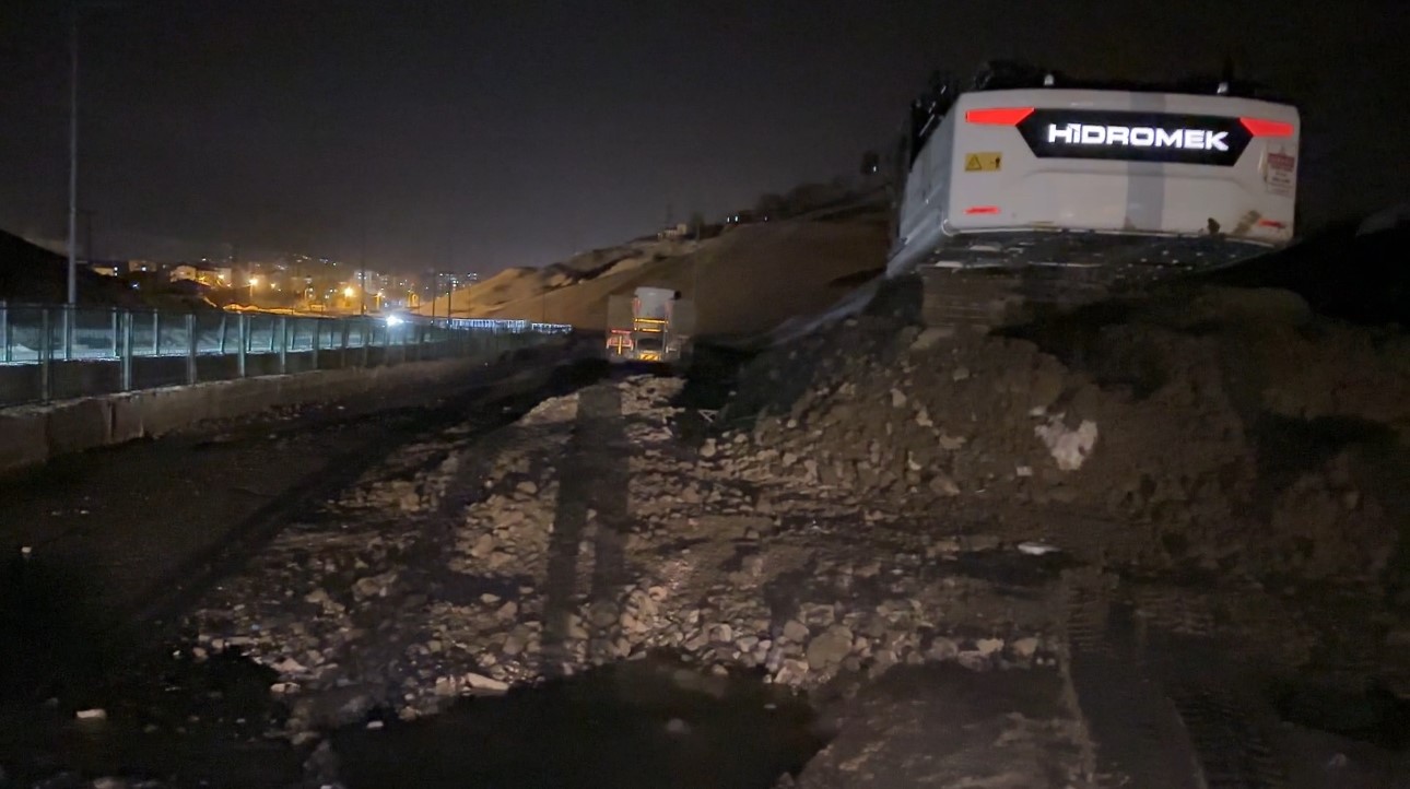 Yüksekova’da heyelan: Pizok yolu trafiğe kapatıldı