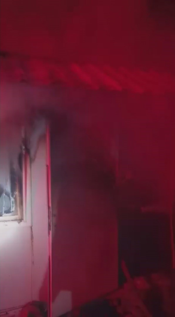 Depremzede ailenin yaşadığı konteyner alevlere teslim oldu
