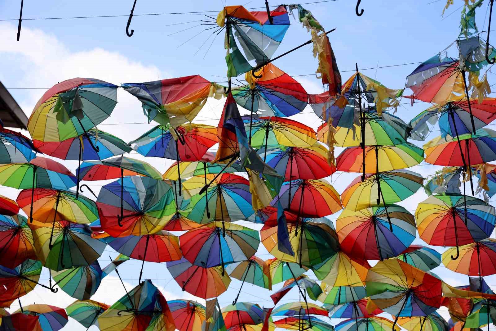 Renkli şemsiyelerle kaplı sokak, harabeye d&ouml;nd&uuml;
