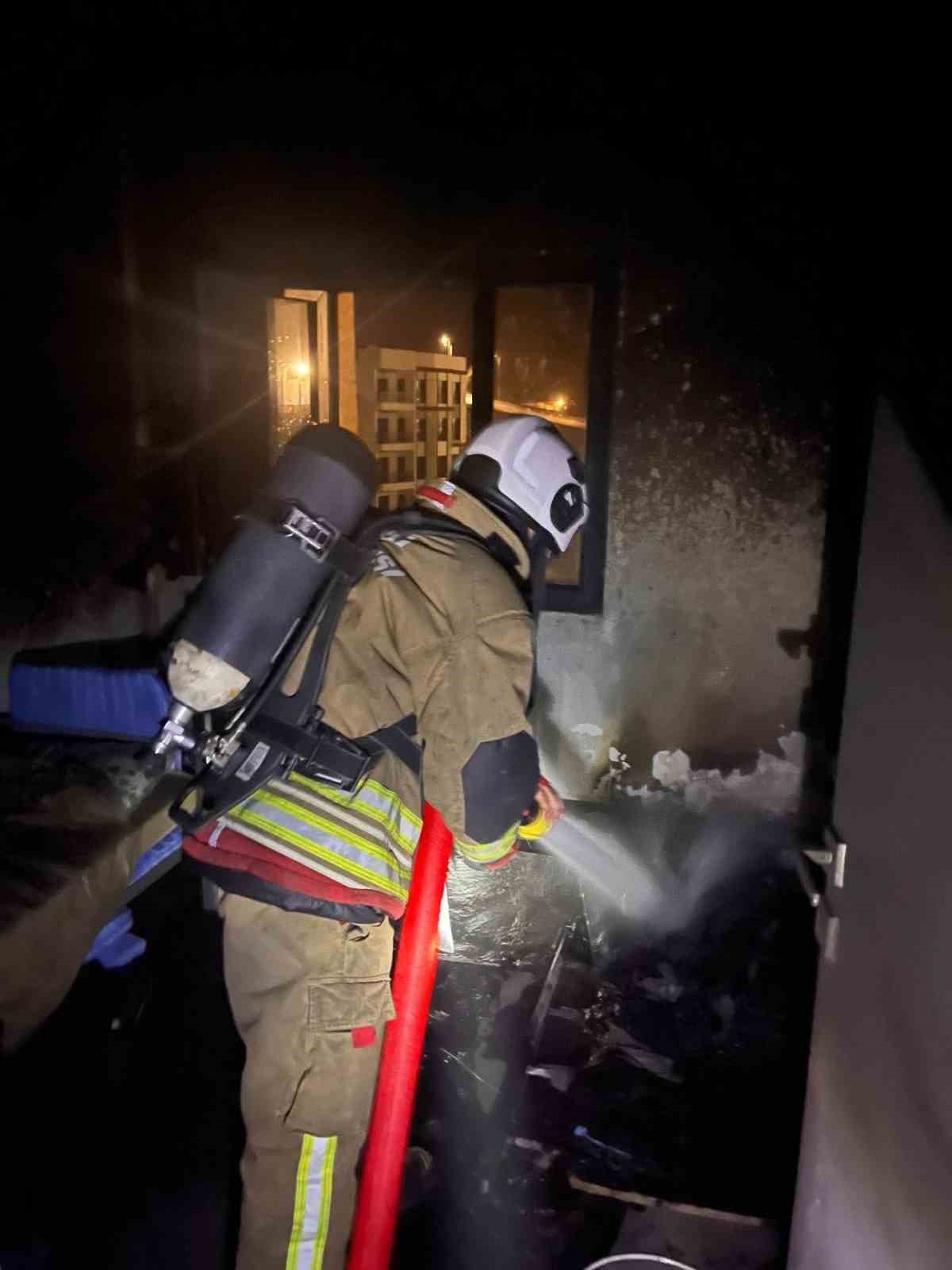 Defne’de yanan ev kullanılmaz hale geldi