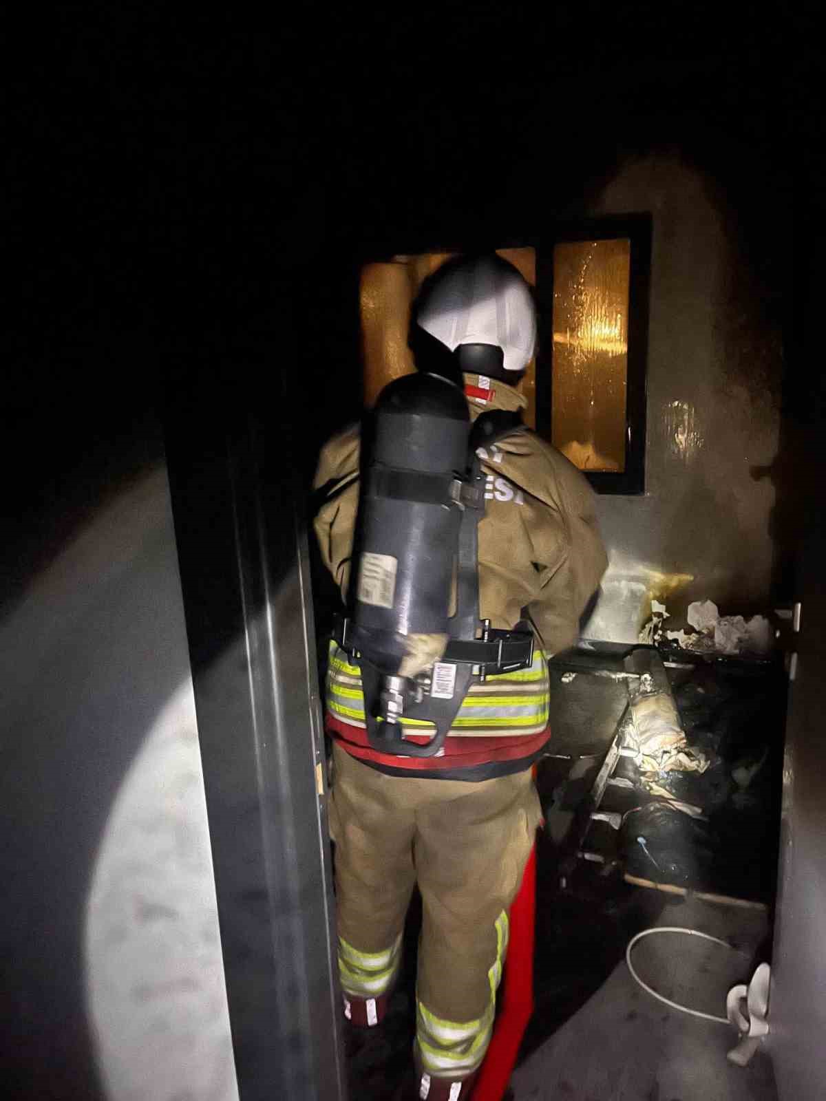 Defne&rsquo;de yanan ev kullanılmaz hale geldi
