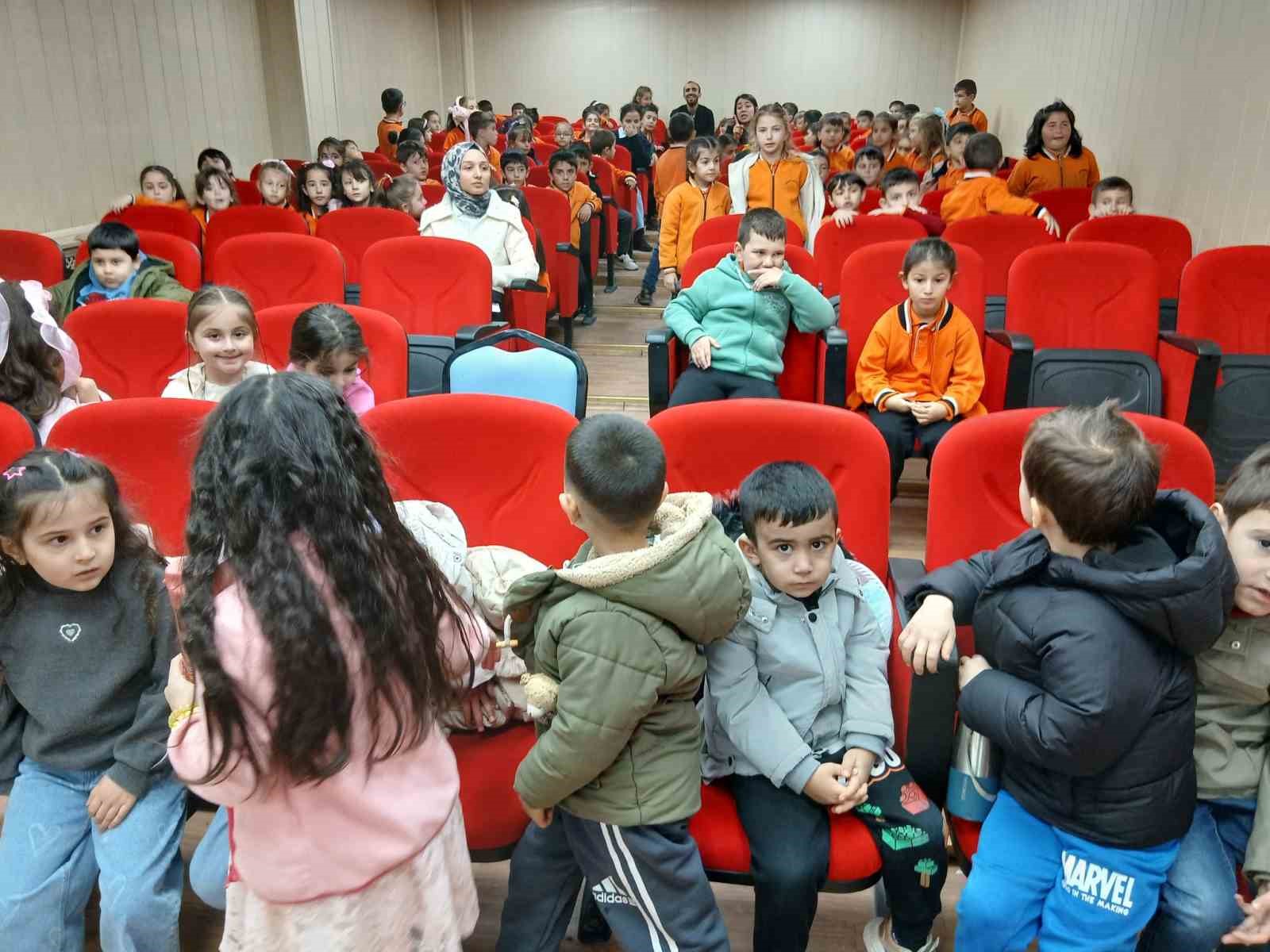 Emekli polis memuru memleketinde &ouml;ğrencilere sihirbaz g&ouml;sterisiyle unutulmaz anlar yaşattı
