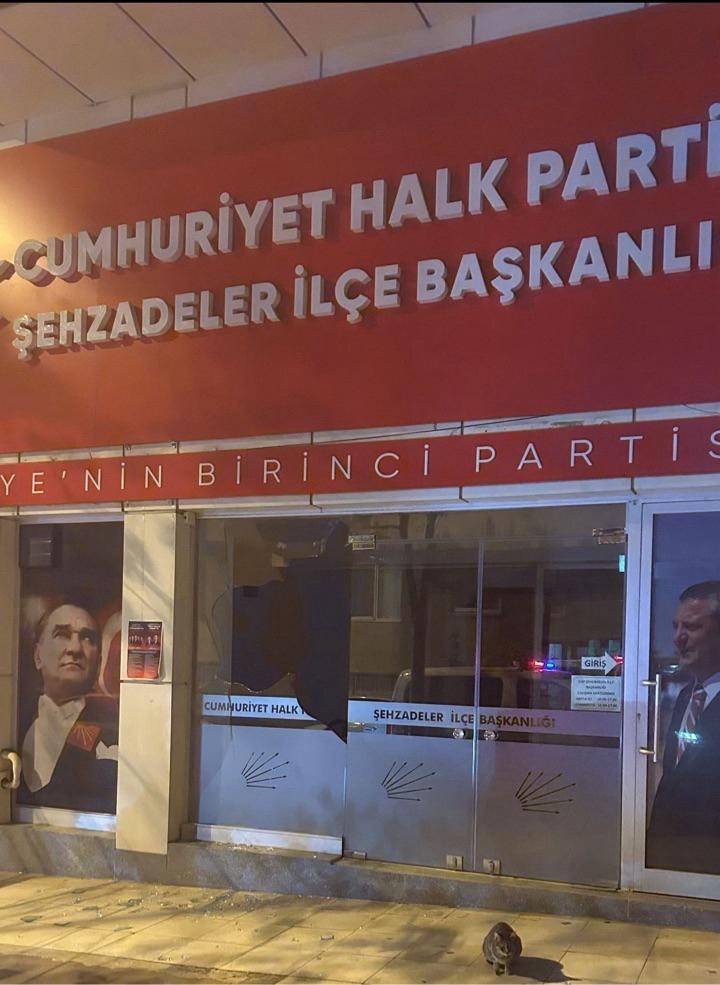 Manisa&rsquo;da iş vaadi &ouml;fkesiyle CHP binasının camlarını kırdı
