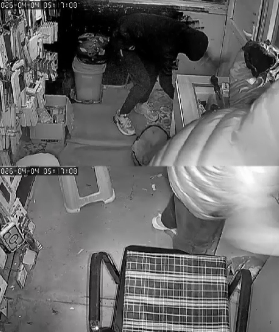 Hırsızlık anında &rsquo;Sadece sıfır telefonları al&rsquo; diyen su&ccedil; makinası hırsız ve &ccedil;ırağı tutuklandı
