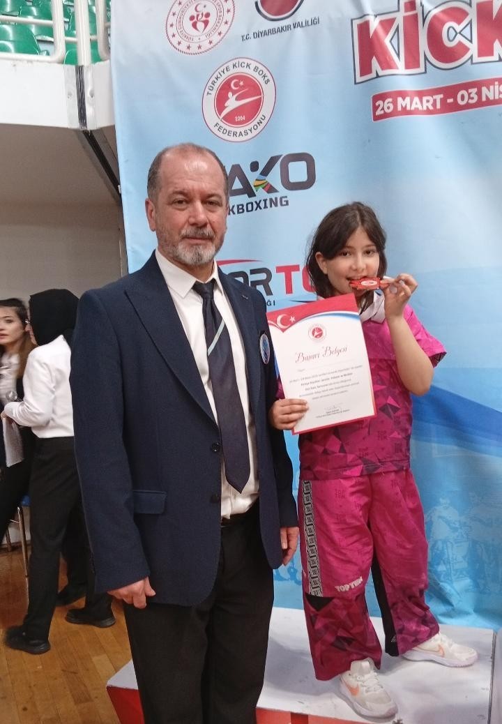 8 yaşındaki demir yumruk Nebahat Eda&rsquo;dan gururlandıran başarı
