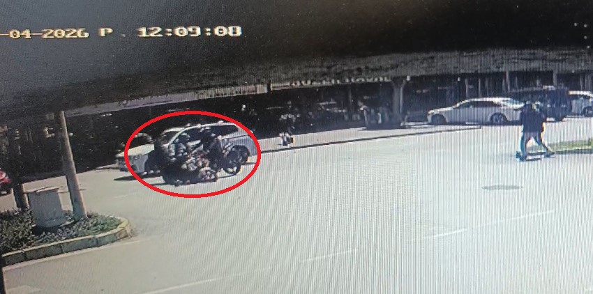 Elektrikli bisiklet ile motosikletin &ccedil;arpışma anı kamerada: 3 yaralı
